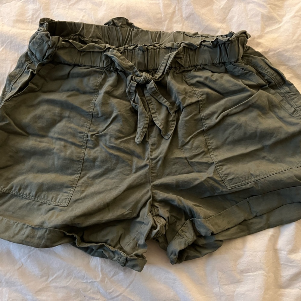 Women’s green Aerie flowy shorts with tie belt
